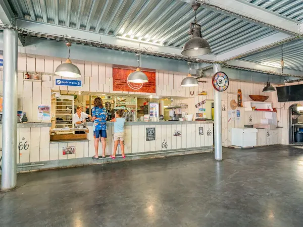 Il bar e il take away del campeggio Roan Le Soleil de la Méditerranée.