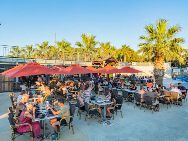 La terrazza del ristorante del campeggio Roan Le Soleil de la Méditerranée.