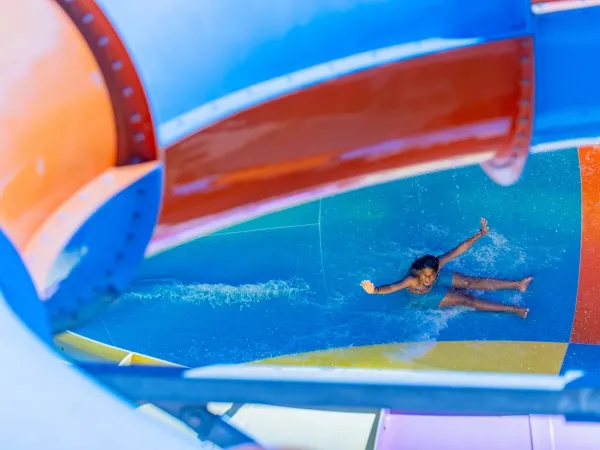 Ragazza scivola nel casello del campeggio Roan Le Soleil Méditerranée.