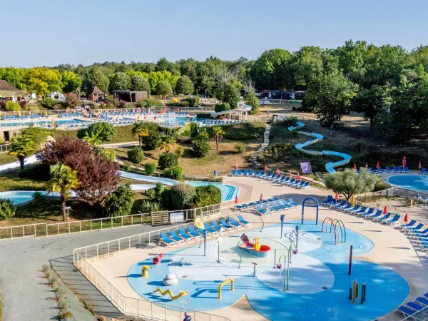 Panoramica del parco acquatico e delle piscine in lontananza del Roan camping Saint Avit Loisirs