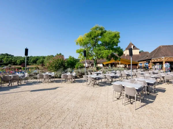 La terrazza della piscina del Roan camping Saint Avit Loisirs.