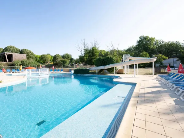Parte della piscina del campeggio Roan Avit Loisirs.