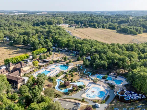 Vista aerea della piscina del campeggio Roan di Saint Avit Loiris.