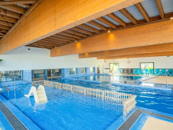 La piscina coperta con vasca per bambini del campeggio Roan Les Méditerranées Beach Garden.