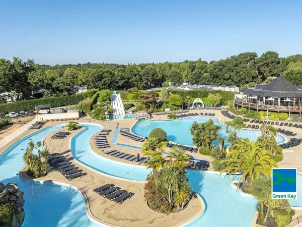 La bella piscina del campeggio Roan La Grande Métairie.