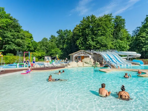 Panoramica della piscina del Roan camping de Bonnal.