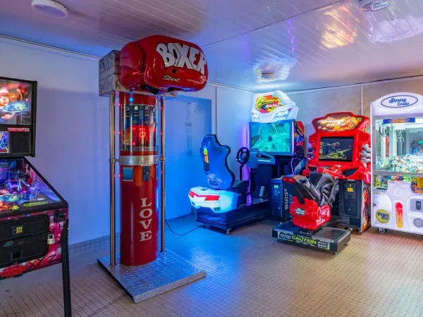 La sala giochi del campeggio Roan Le Val de Bonnal.