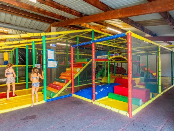 Parco giochi al coperto del campeggio Roan de Galaure.