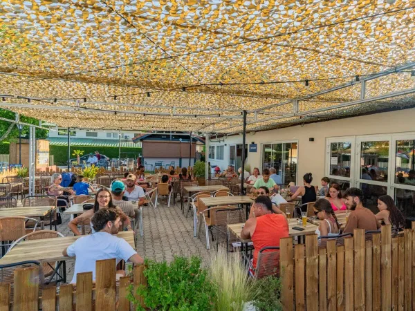 Una terrazza piacevolmente piena al Roan camping Château de Galaure.