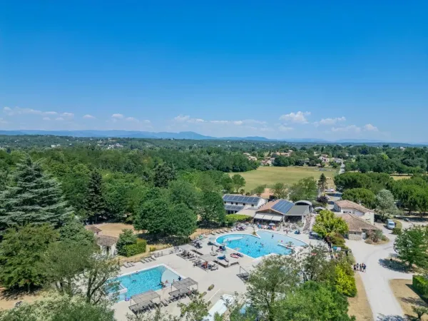 Panoramica della piscina del campeggio Roan La Grand Terre.