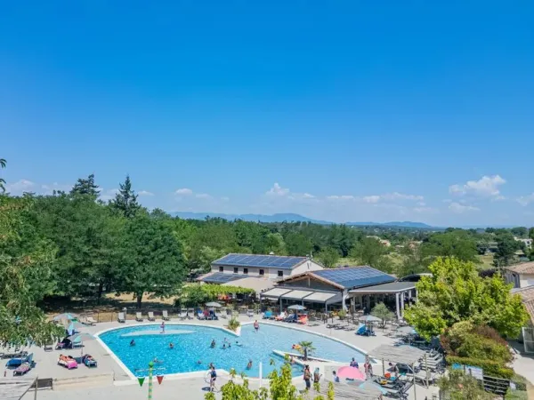 Vista dalla piscina del campeggio Roan La Grand Terre.