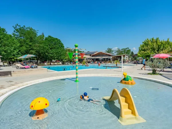 Una panoramica della piscina del campeggio Roan La Grand'Terre.
