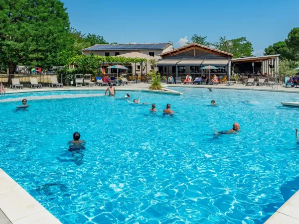 Piscina con scivoli al campeggio Roan La Grand Terre.
