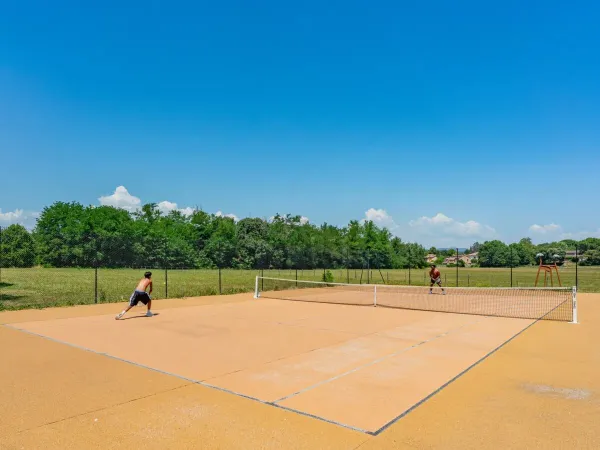 Il campo da tennis del campeggio Roan La Grand'Terre.