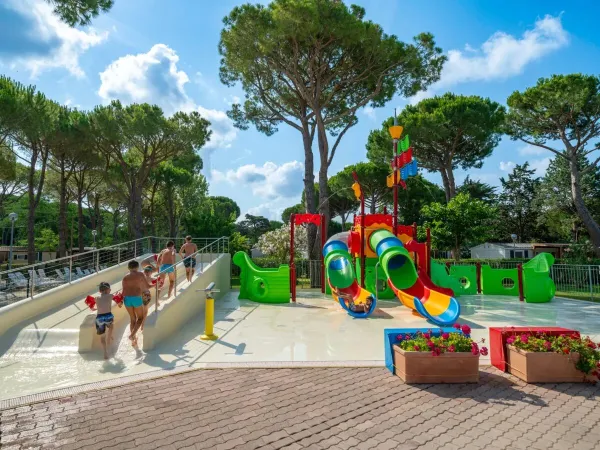 Una panoramica della piscina del campeggio Roan Del Forte.
