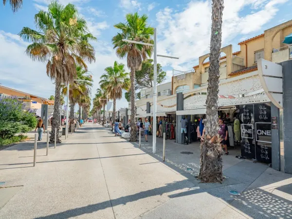 Negozio sul viale centrale di Vias-Plage, vicino al campeggio Roan Le Napoléon.