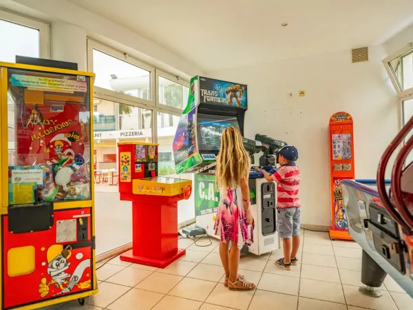 Sala giochi del campeggio Roan Le Napoléon.