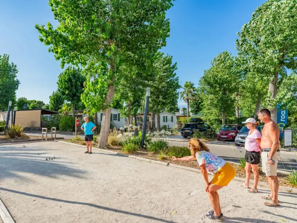 Una famiglia gioca a bocce al campeggio Roan Le Napoléon.