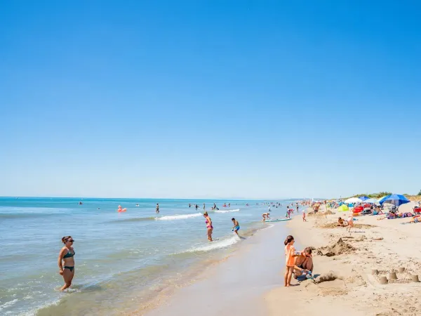Bellissima spiaggia di sabbia al campeggio Roan Le Serignan Plage.