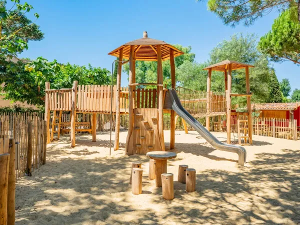 Un parco giochi al Roan camping Serignan Plage.