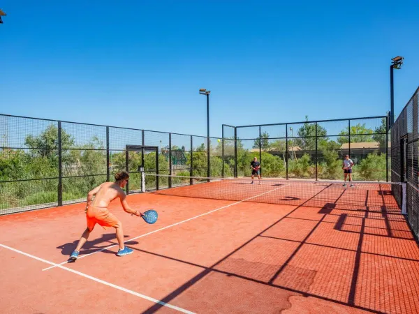 Campo da padel al campeggio Roan Le Serignan Plage.