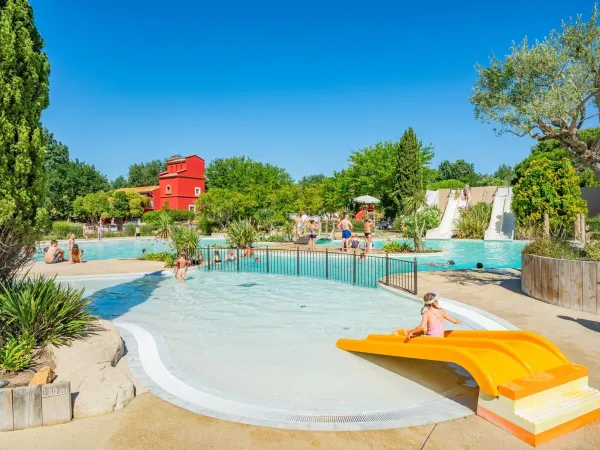 Panoramica della piscina del Roan camping Le Serignan Plage.