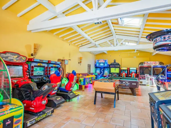 Area con macchine da gioco al Roan camping Serignan Plage.