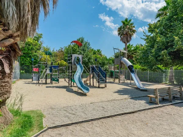 Un parco giochi al campeggio Roan La Sirène.