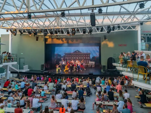 Il pubblico assiste allo spettacolo serale al campeggio Roan La Sirène.