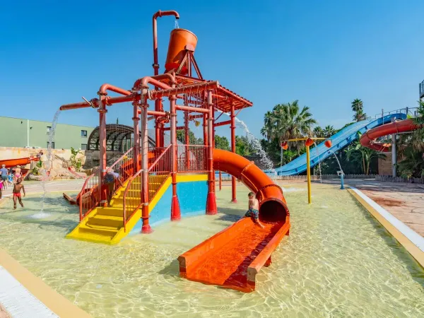 Grande area giochi d'acqua al campeggio Roan La Sirène.