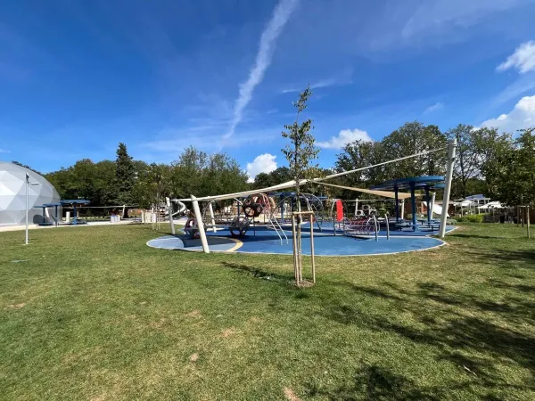 Area giochi e divertimento al campeggio Roan di Bijela Uvala.