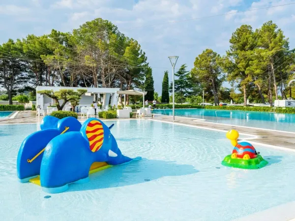 Sezione per bambini con scivolo nella piscina principale del Roan camping Valkanela.