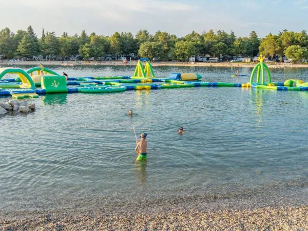 Mare con giochi e castelli gonfiabili in acqua al Roan camping Valkanela.