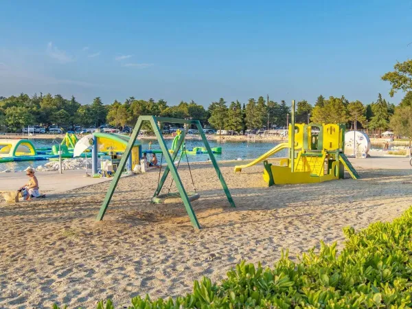 Parco giochi sulla spiaggia del Roan camping Valkanela.