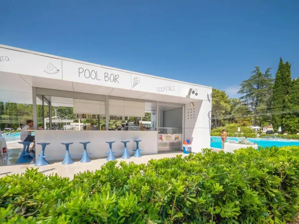 Bar della piscina del campeggio Roan di Valkanela.