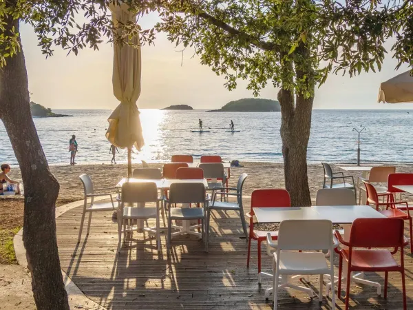 Bar in riva al mare al Roan camping Valkanela.