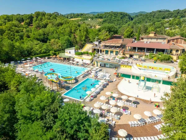 Terrazza solarium con piscina semiolimpionica e scivolo al Roan camping hu Norcenni Girasole village.