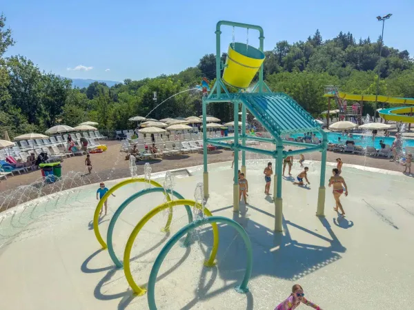 Piscina per bambini con superficie soffice e colline scorrevoli al Roan camping hu Norcenni Girasole village.