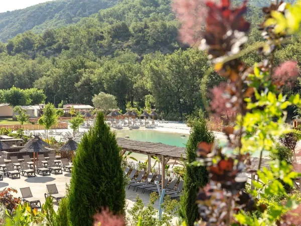 Panoramica della piscina lagunare del Roan camping Verdon Parc.