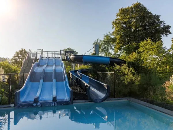 Panoramica degli scivoli della piscina esterna del Roan camping De Twee Bruggen.