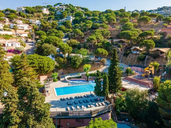 Panoramica delle piscine e degli alloggi del campeggio Roan Cala Canyelles.