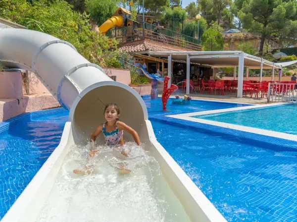 Ragazza sullo scivolo della piscina del campeggio Roan Cala Canyelles.