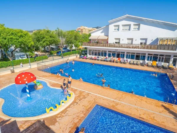 Panoramica della piscina del Roan camping Caballo de Mar.