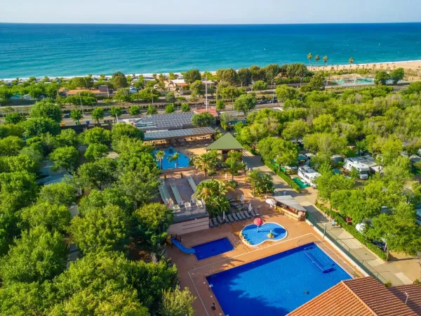 Panoramica della piscina e del mare del Roan camping Caballo de Mar.