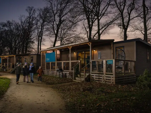 I bambini passeggiano davanti alle suggestive case mobili in inverno al campeggio Roan Marilla Parks Kaatsheuvel.