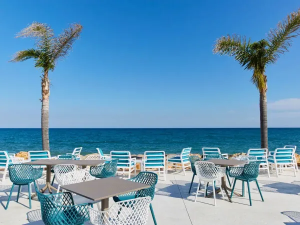 Una terrazza con vista sul mare al campeggio Roan Alannia Els Prats.