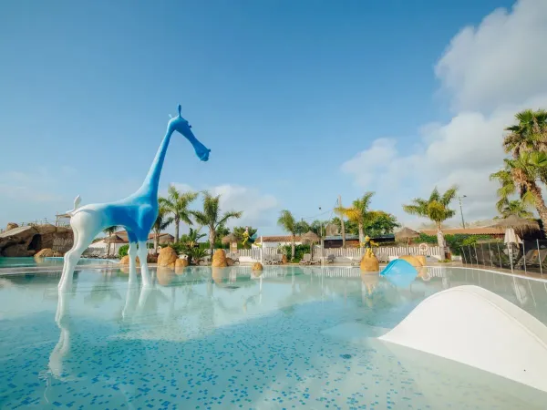 La piscina con scivoli per bambini del campeggio Roan Alannia Els Prats.