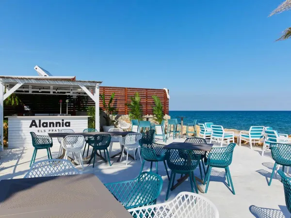 Il bar della spiaggia con vista sul mare del campeggio Roan Alannia Els Prats.