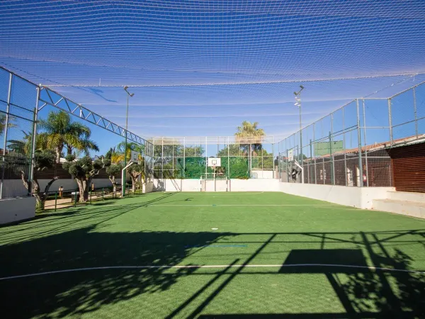 Il campo sportivo del campeggio Roan Alannia Els Prats.