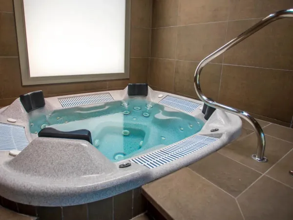 La vasca idromassaggio nella spa del campeggio Roan Alannia Els Prats.